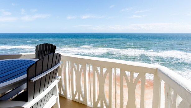 Ein Balkon mit Blick auf den Ozean.
