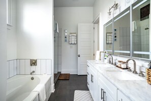 Secadora de cabello, bidet, toallas, jabón 