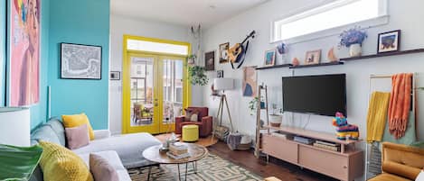 Smart TV, books, stereo