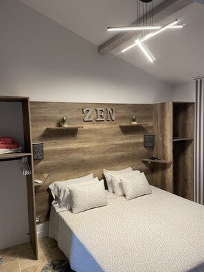 1 slaapkamer, een strijkplank/strijkijzer, gratis wifi, beddengoed