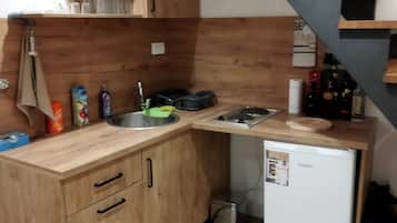 Een koelkast, een kookplaat, een waterkoker, een broodrooster