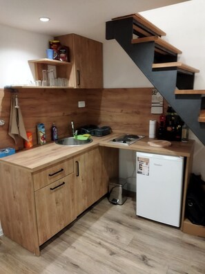 Refrigerador, parrilla de estufa, tetera eléctrica y tostadora 