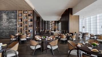 2 restaurants; breakfast, lunch and dinner served