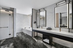 Premium-Suite, 1 Schlafzimmer | Badezimmer | Duschwanne, Designer-Toilettenartikel, Haartrockner, Bademäntel
