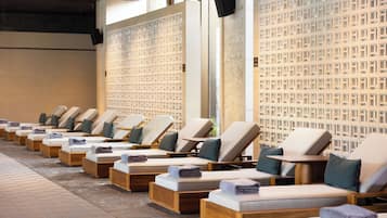 室内游泳池,06:00 至 23:00 开放,现场救生员