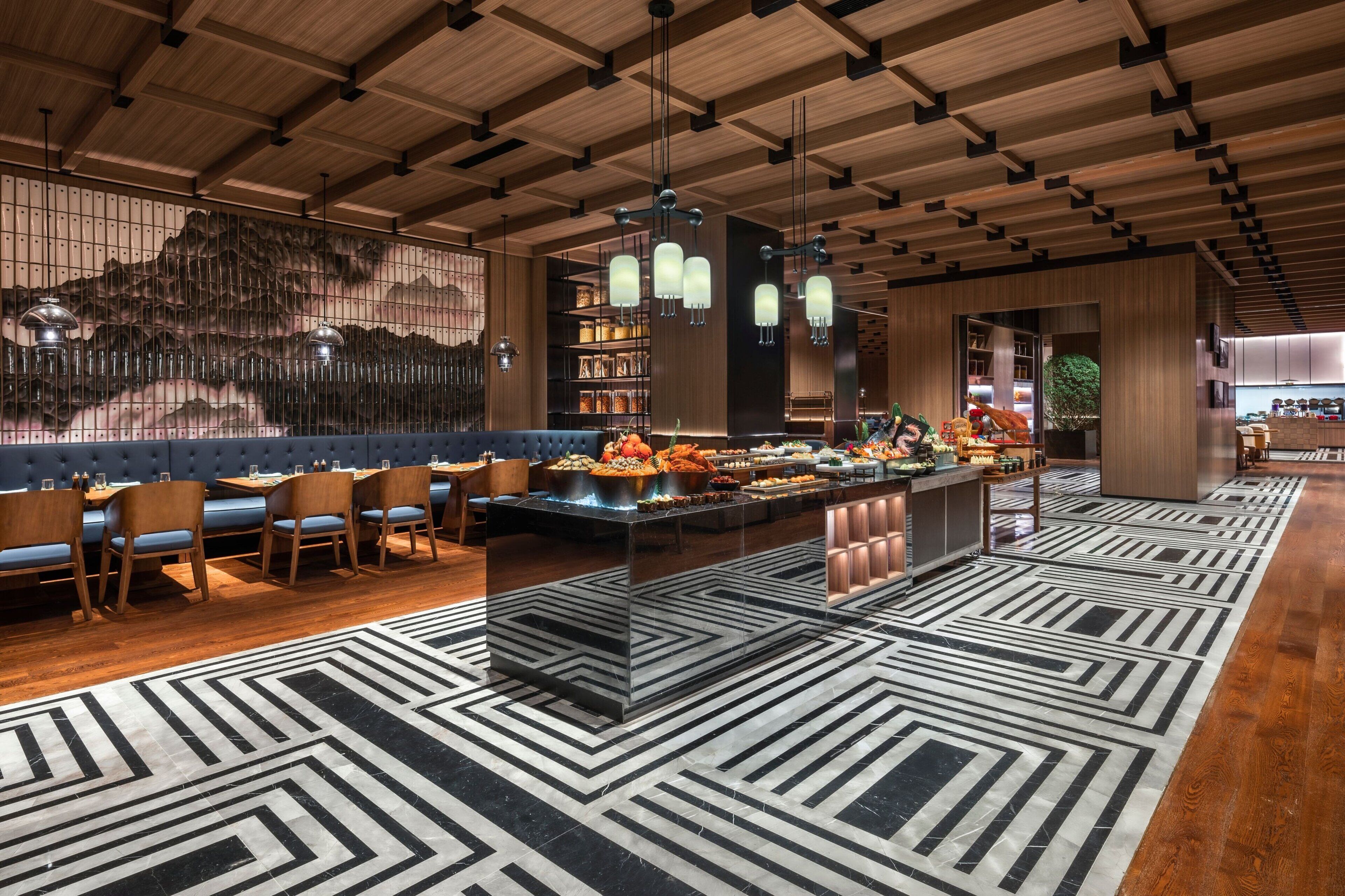 早餐，供應午餐和晚餐