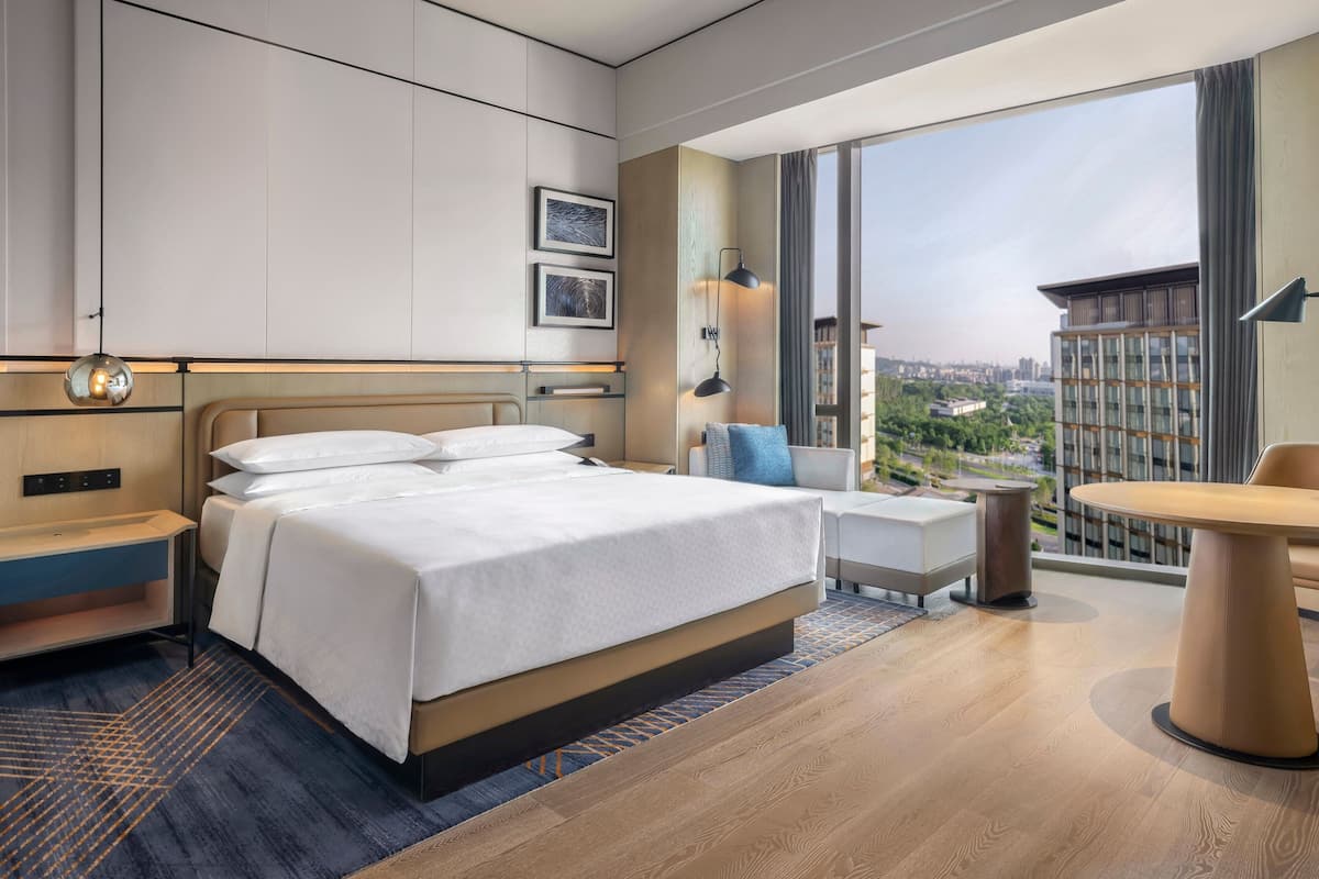 1 slaapkamer, luxe beddengoed, donzen dekbedden, een kluis op de kamer