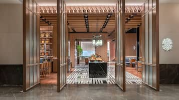 供应早餐、午餐和晚餐