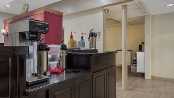 Zona de cafè amb una màquina de cafè Bunn, un dispensador de cafè descafeïnat i un dispensador de cafè normal.