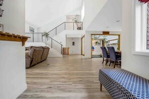 Interior - Luxurious Tree House (Lubbock)