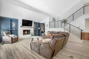 Smart TV, chimenea, videojuegos y reproductor de DVD 