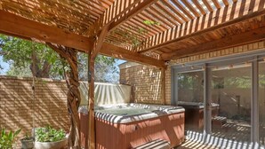 Unclassified image, 2 of 45, button - Luxurious Tree House (Lubbock)