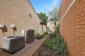 Outdoor spa tub - Luxurious Tree House (Lubbock)