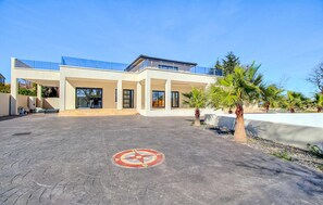 Exterior - Amazing home in Pont Saint Esprit (Pont Saint Esprit)