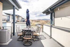 Outdoor dining - Modern townhome+Private Rooftop (Lakewood)