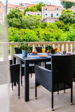 Outdoor dining - Villa Janie is the perfect accommodation for groups (Splitska)