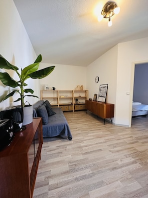 Business Apartment | Living area | 40-inch flat-screen TV with cable channels - Zentrum Apartmenthaus am Dom Plant Room (Halle (Saale))