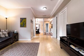 Smart TV - Gray Corner Place Walkscore90 (Washington)