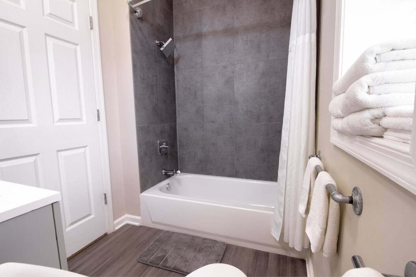 Combined shower/tub, hair dryer, towels