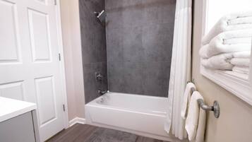 Combined shower/tub, hair dryer, towels