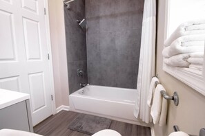 シャワー付き浴槽、ヘアドライヤー、タオル