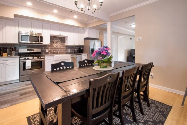 冷蔵庫、電子レンジ、オーブン、コンロ