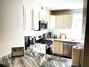 Fridge, microwave, oven, stovetop - Gray Place Walkscore90 Wifi (Washington)