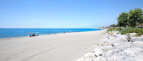 Una spiaggia nelle vicinanze