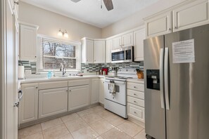 Fridge, microwave, stovetop, dishwasher - Game Themed, sleeps 12, king beds, walking distance to downtown & splash pad! (Harrison)
