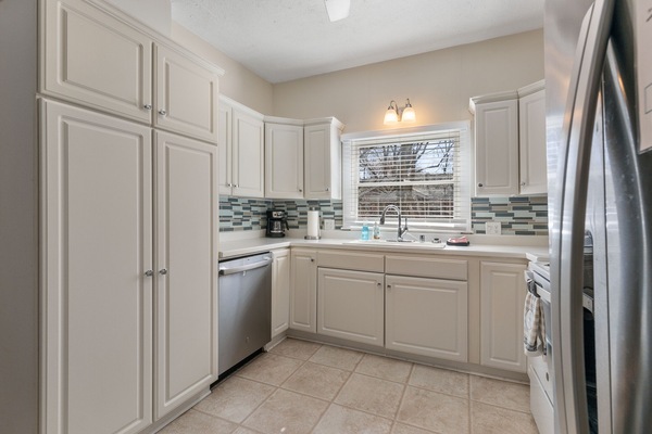 Een koelkast, een microgolfoven, een kookplaat, een vaatwasser