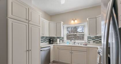 Game Themed, sleeps 12, king beds, walking distance to volleyball tourney!!