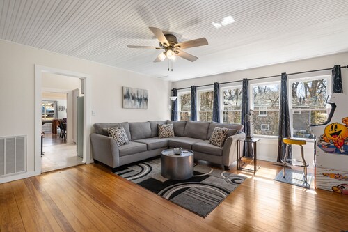 Game Themed, sleeps 12, king beds, walking distance to downtown & splash pad!