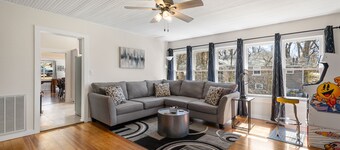 Game Themed, sleeps 12, king beds, walking distance to downtown & splash pad!