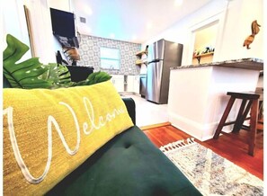 Living area - HISTORIC UPTOWN 3/2 Boho Guesthouse walkable to DT (St. Petersburg)