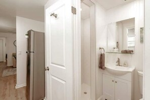 Bathroom - Beachy Boho Townhouse private fenced yard near DT (St. Petersburg)