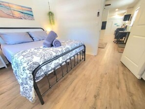 1 bedroom, WiFi - Beachy Boho Townhouse private fenced yard near DT (St. Petersburg)