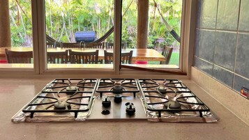 Frigorífico grande, microondas, lavavajillas y utensilios de cocina