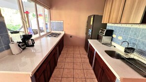 Full-size fridge, microwave, dishwasher, cookware/dishes/utensils - Quinta Luna Mar (Acajutla)