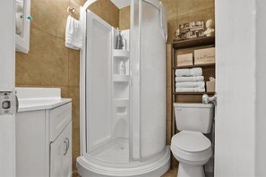 Douche, sĂšche-cheveux, serviettes fournies, savon
