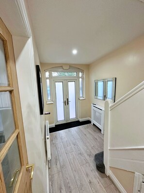 Interior - Stylish and Spacious 3-Bedroom Home - Perfect for Your Getaway! (Cheetham Hill)