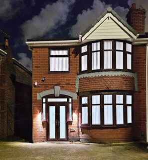 Exterior - Stylish and Spacious 3-Bedroom Home - Perfect for Your Getaway! (Cheetham Hill)