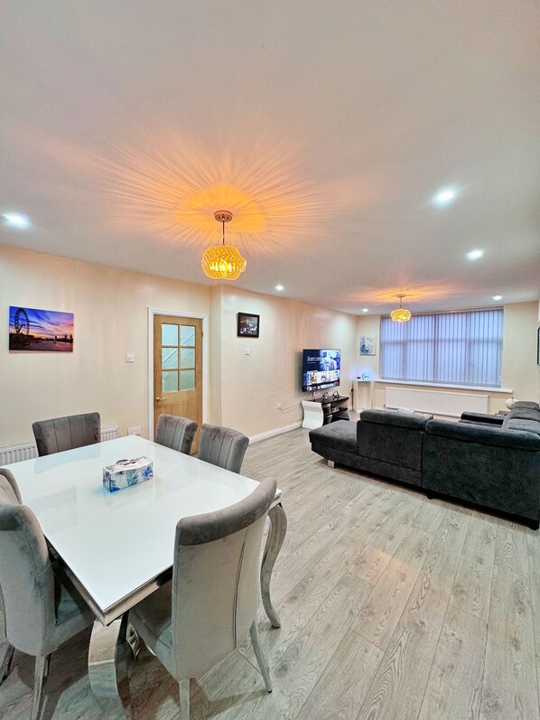 Interior - Stylish and Spacious 3-Bedroom Home - Perfect for Your Getaway! (Cheetham Hill)