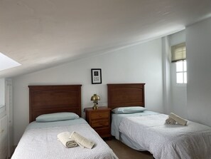 3 habitaciones, tabla de planchar con plancha, wifi y ropa de cama 