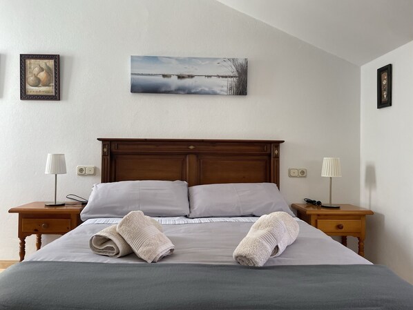 3 habitaciones, tabla de planchar con plancha, wifi y ropa de cama 