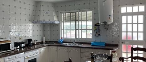 Een magnetron, een oven, een kookplaat, een koffiezetapparaat/waterkoker