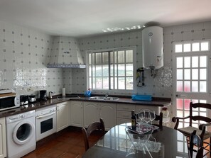 Micro-ondes, four, plaque de cuisson, cafetière/bouilloire