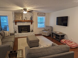 Smart TV, foosball, table tennis, stereo - Lakefront ~ Boat ~ Kayaks ~ Fire Pit ~ Private Dock (Lavonia)