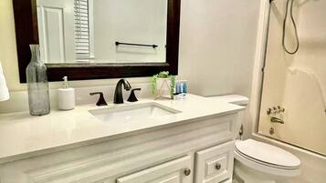Serviettes fournies, savon, shampoing, papier toilette