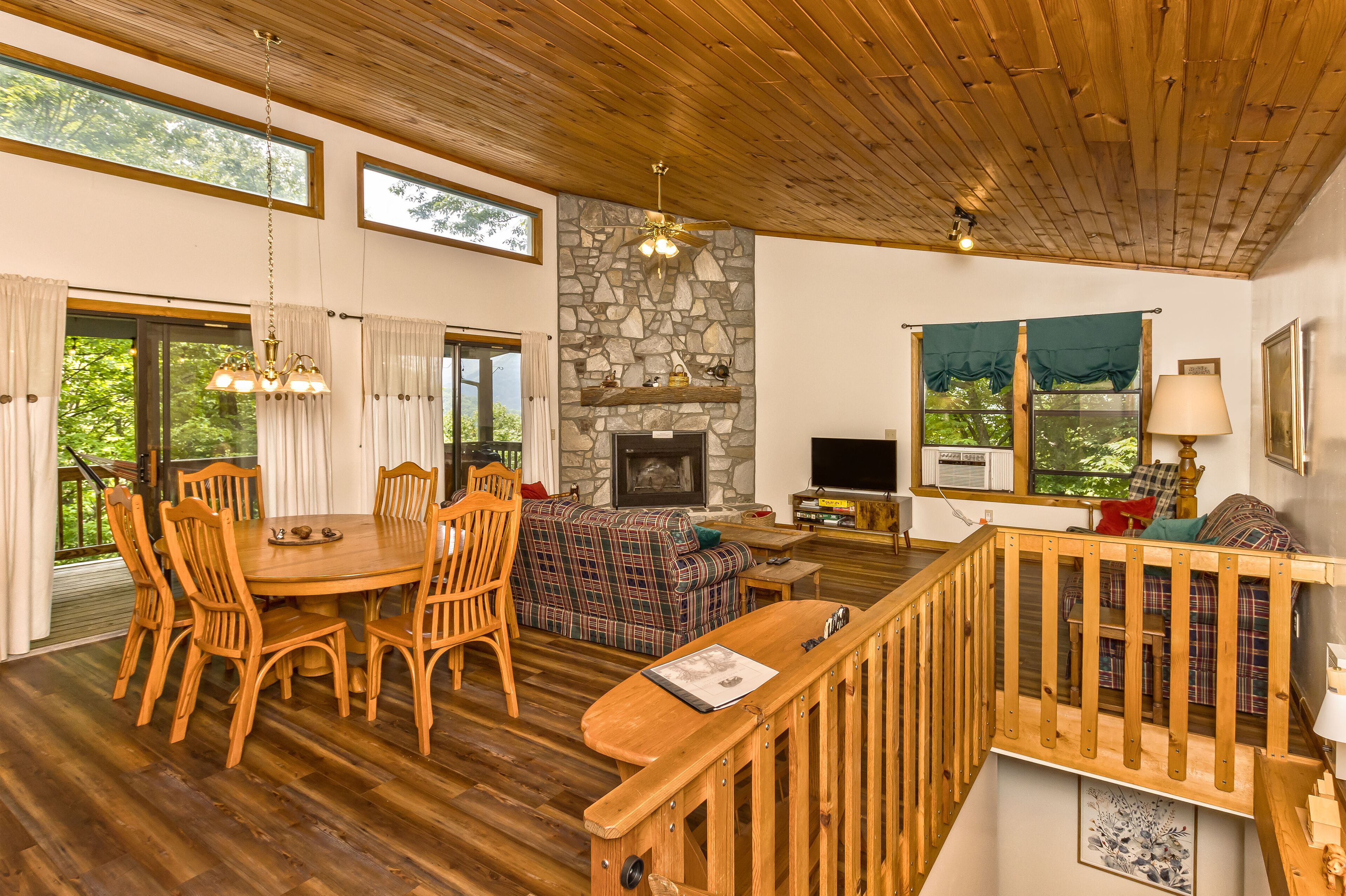 Spacious cabin, great views, a family getaway, minutes from attractions