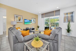 TV - Short Walk From Clubhouse! Wonderful Pool Villa (Davenport)